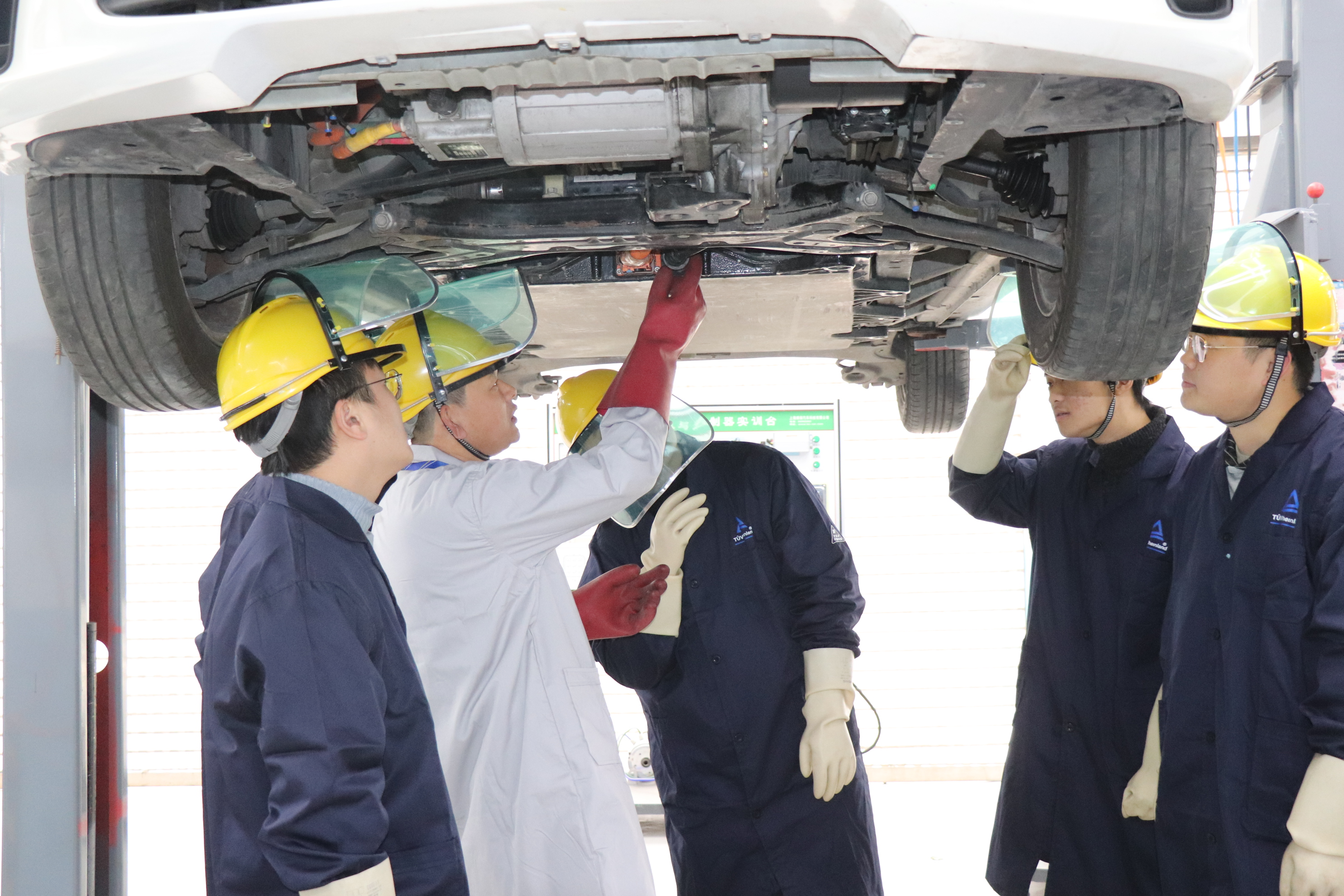 上海新能源汽车维修技术培训学校：学新能源